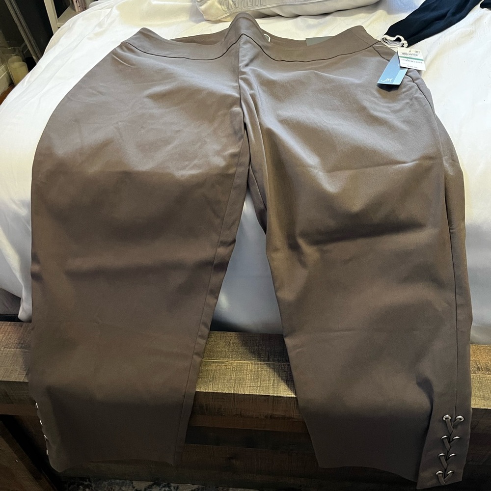 NWT woman’s size large capris